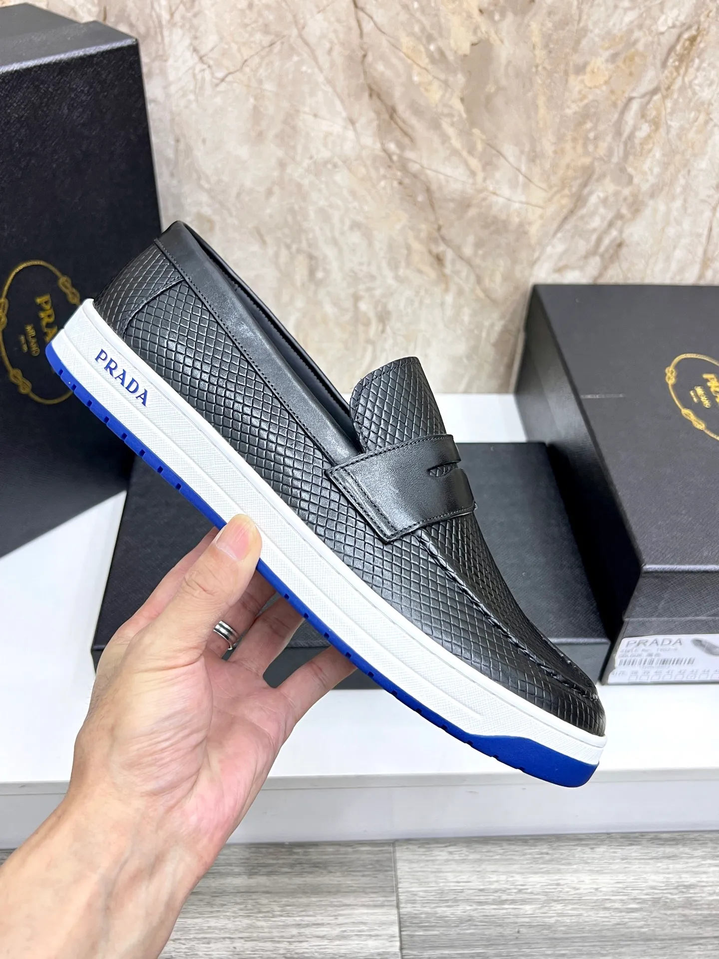 💰620 Prada classic men’s lace-up casual shoes｜Imported cowhide upper｜Layered stitching design on the upper Lightweight and breathable｜Soft and comfortable｜PRADA letters on the side｜Distinctive sporty style Showing the brand style｜Lightweight embossed rubber sole｜With cowhide foot pad lining｜Excellent foot feel Fashionable and elegant｜Size: 38-44 (customized at 45)